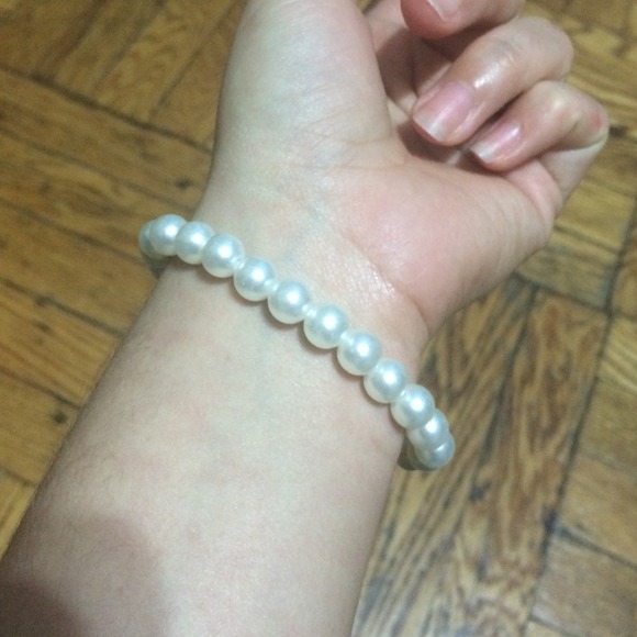 Pearlesque Beaded Bracelet - Picture 3 of 3