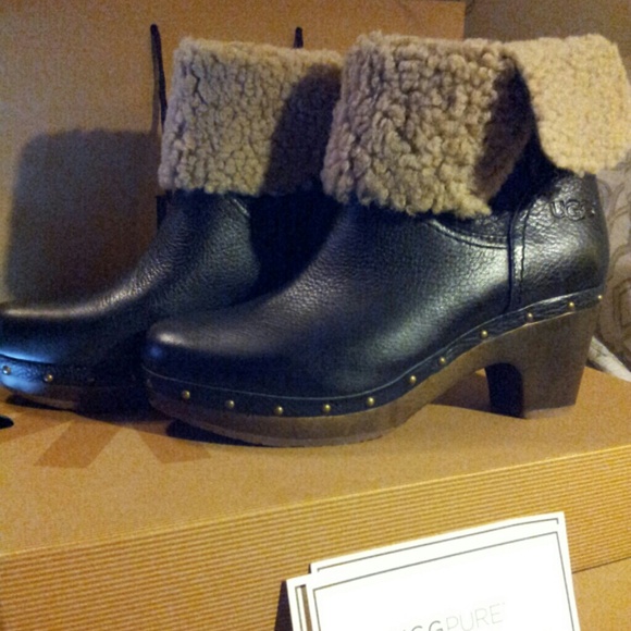 NIB AUTHENTIC UGG  AMORET IN BLACK LEATHER