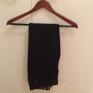 Black billabong pants.