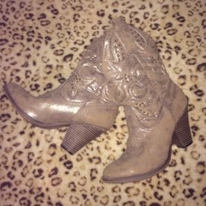 Size 8 but fits like a 7. Rose/silver