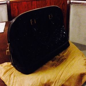lv alma black purse!! 👌