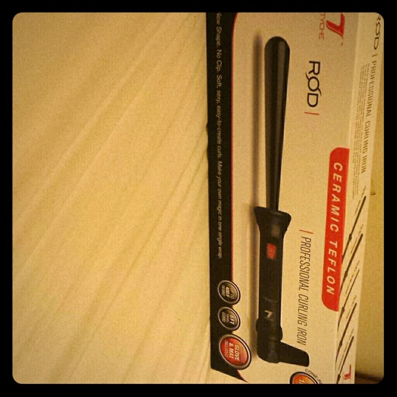 NIB CURLING WAND (Cone-Reverse)