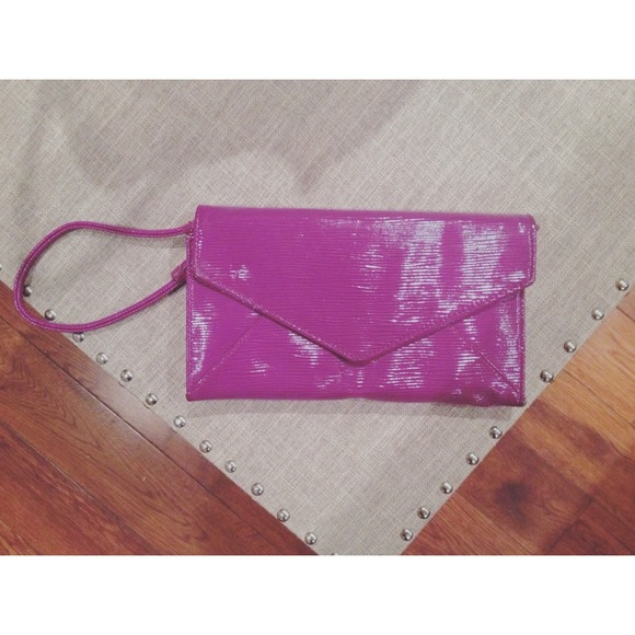 Grape patent wallet w/ detachable wrist strap 👛 - Picture 2 of 4