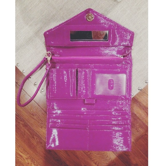 Grape patent wallet w/ detachable wrist strap 👛 - Picture 3 of 4