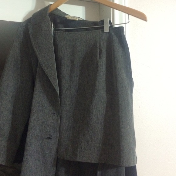 Blazer and skirt - Picture 3 of 3