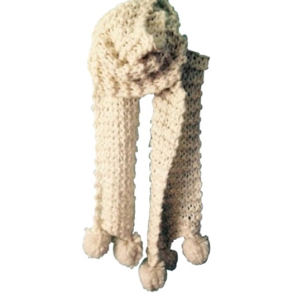 ☃️New York & Company Pom Scarf