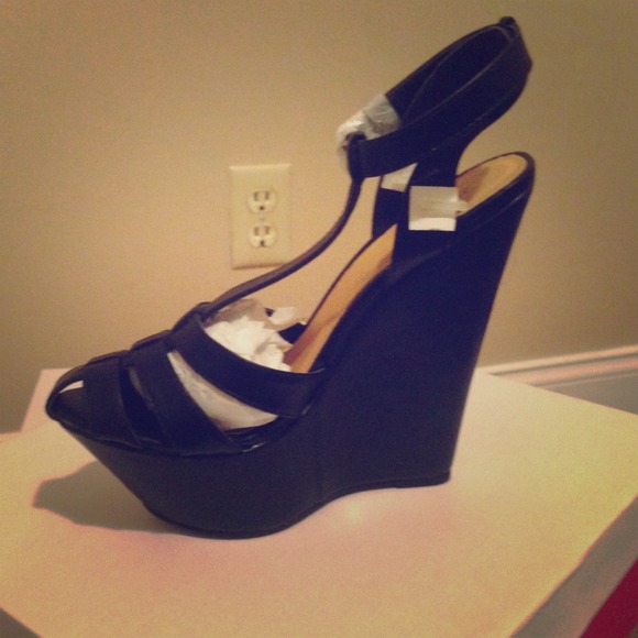 Caged toe wedge sandal