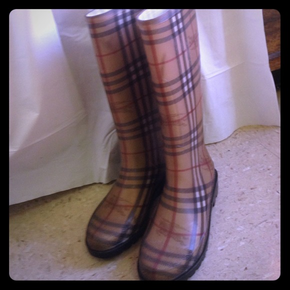 Burberry Shoes - Authentic Burberry boots size 9✔️😍 NO TRADES