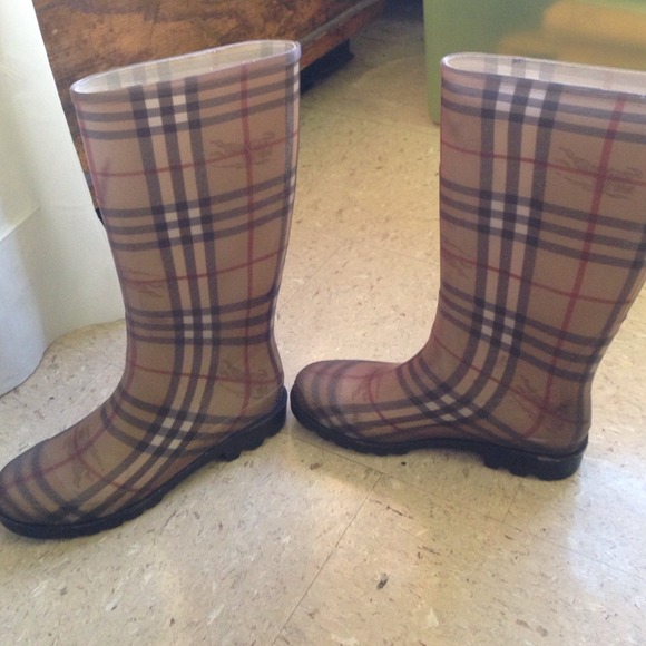 Authentic Burberry boots size 9βοΈπ NO TRADES - Picture 2 of 3