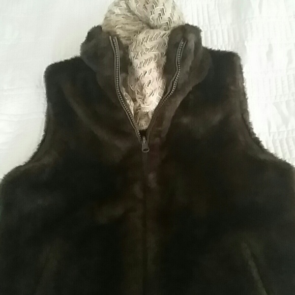 Deep chestnut faux fur vest NWOT - Picture 1 of 2