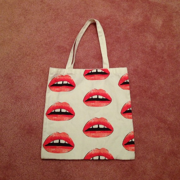 Lips beach bag. - Picture 1 of 2