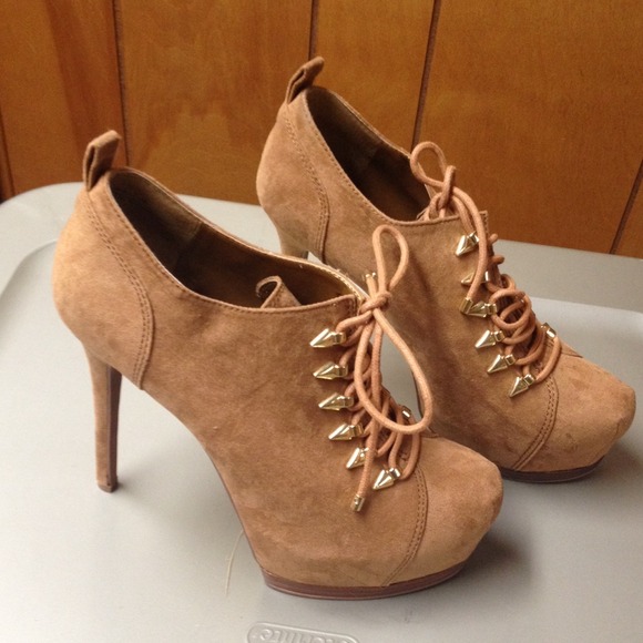 Wild Pair Shoes - NWT Tan soft faux suede booties, never worn, 8.5