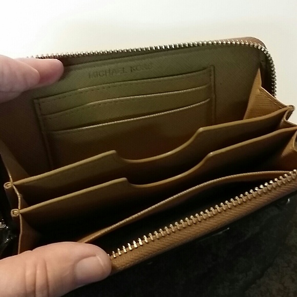 Authentic Michael Kors wristlet - Picture 2 of 4