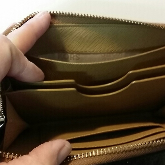 Authentic Michael Kors wristlet - Picture 3 of 4