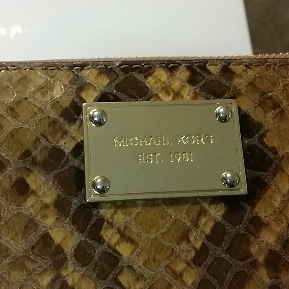 Authentic Michael Kors wristlet - Picture 4 of 4