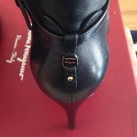 Authentic ferragamos boots - Picture 2 of 4