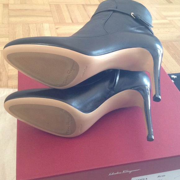 Authentic ferragamos boots - Picture 4 of 4