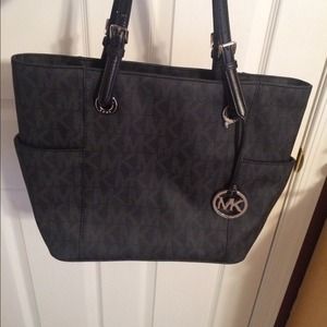 Michael Kors Jet Set Logo Tote--❗️Almost 50% OFF❗️