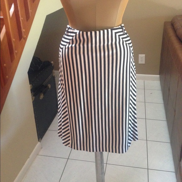 Pencil skirt black and white strip