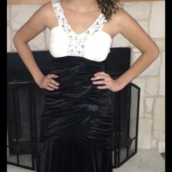 Black/White Prom/Formal Dress - Picture 3 of 3