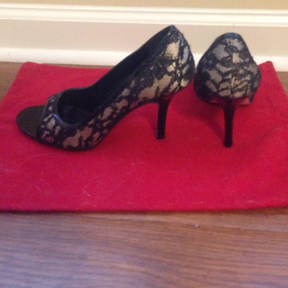 Black lace heels w/ gold underlay - Picture 2 of 4