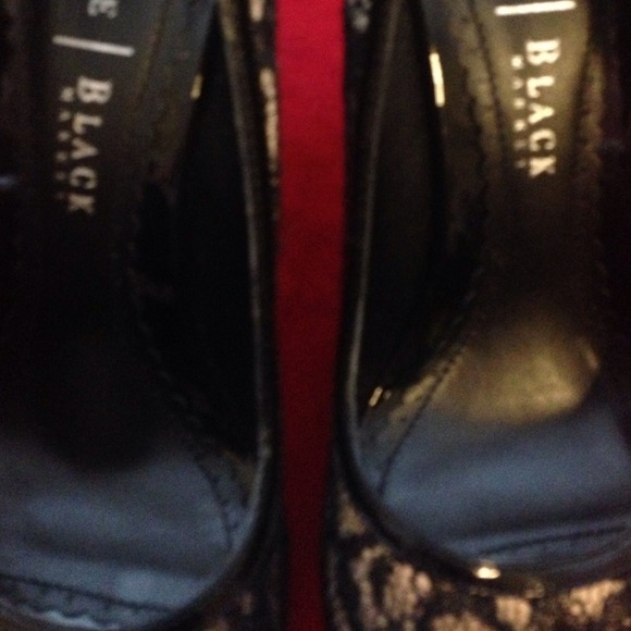 Black lace heels w/ gold underlay - Picture 4 of 4