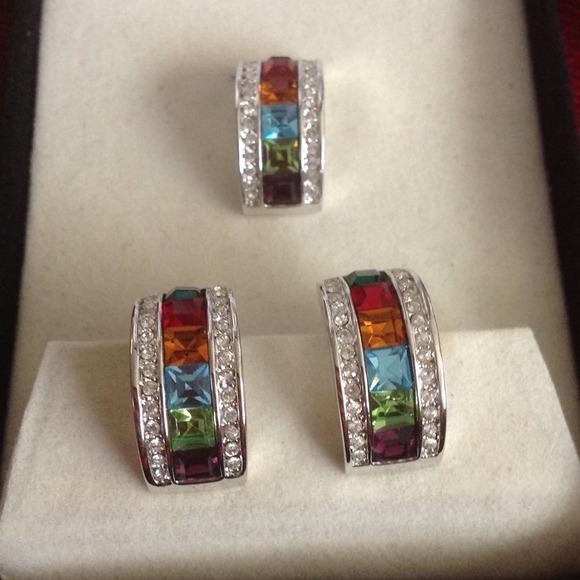 Fashionably earring and pendant set
