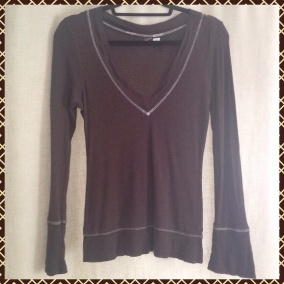 Brown V-Neck Long Sleeve White Trim Top - Picture 4 of 4