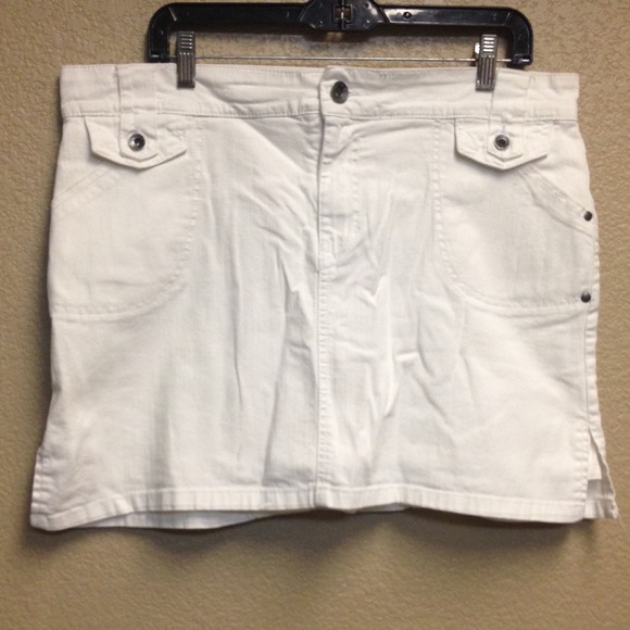 Gloria Vanderbilt White Jean-like Skirt Shorts 14
