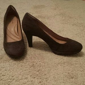 50% off!! Brown suede pumps