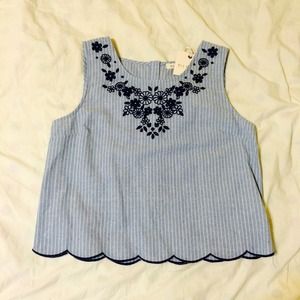 SALE ✨ Embroidered scallop-edge top
