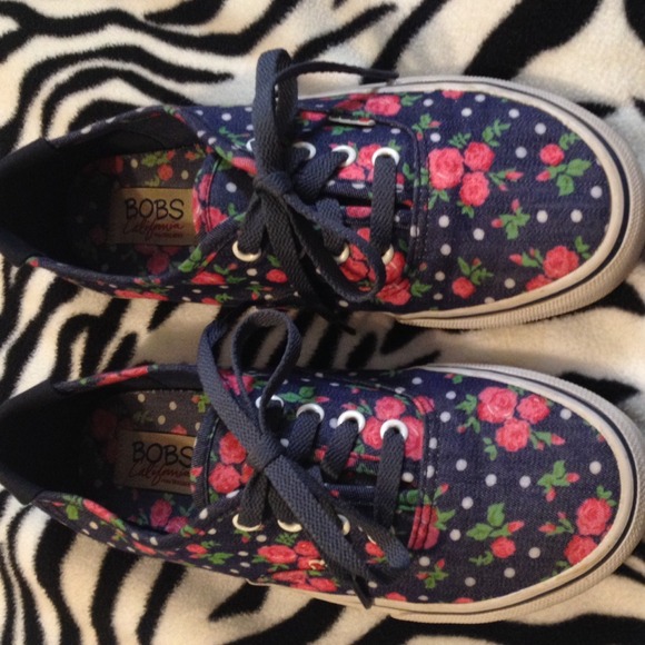 Flower/jeans bobs from sketchers similar to vans