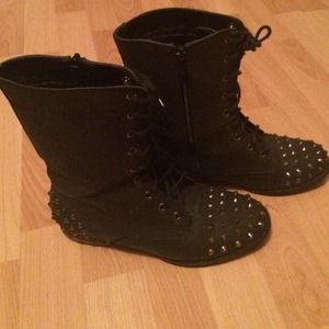 Black leather studded boots 😍