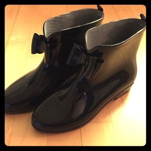 Black shirt rain boots with bows