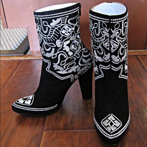 **NWT** Plomo embroidered Pilar boots