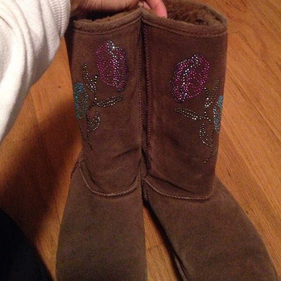 Super cute detailed winter boots!
