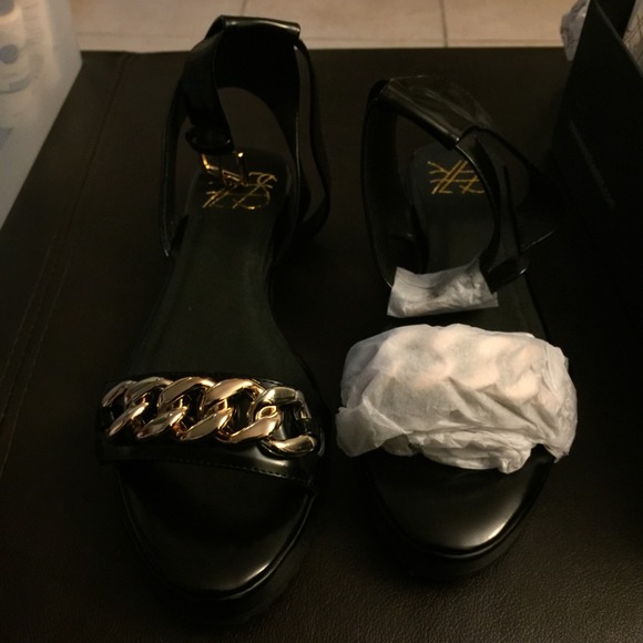 Brand Yes Sandals. Black with Gold Chain Size 11