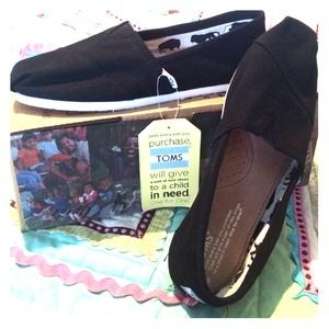 Brand new and never warn TOMS