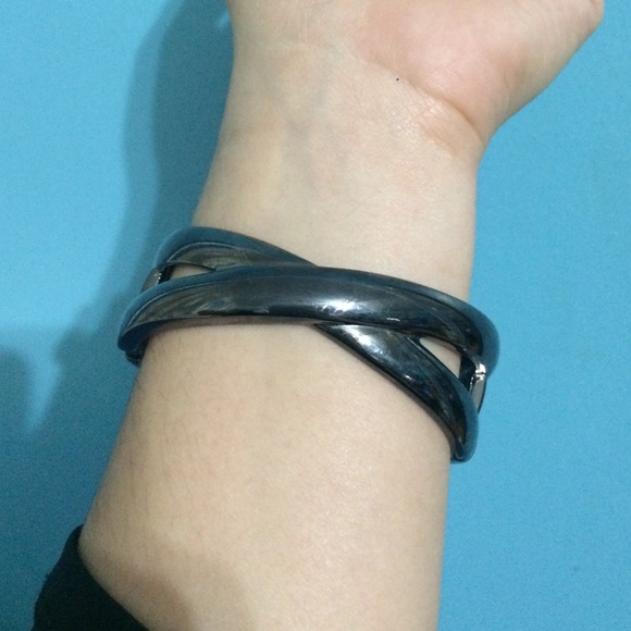 Metal Criss Cross Bracelet - Picture 1 of 3
