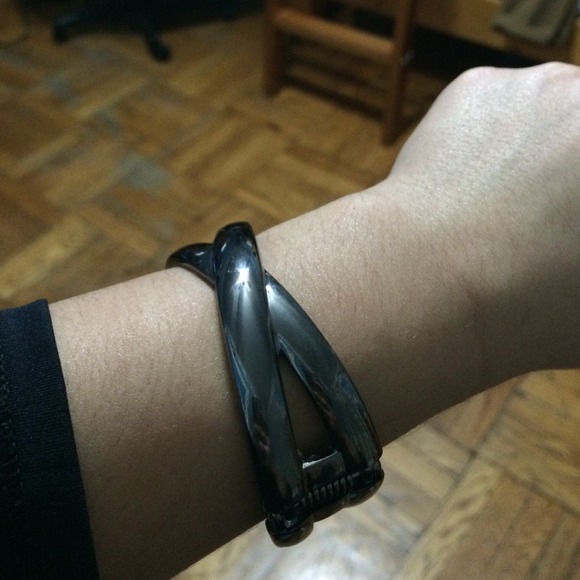Metal Criss Cross Bracelet - Picture 2 of 3