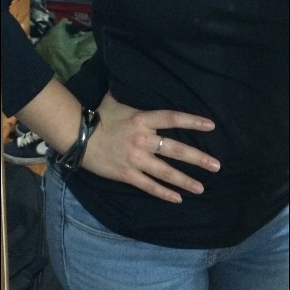 Metal Criss Cross Bracelet - Picture 3 of 3