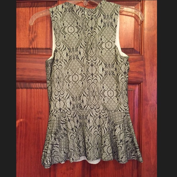 SALE 🎉 Peplum top - Picture 2 of 2