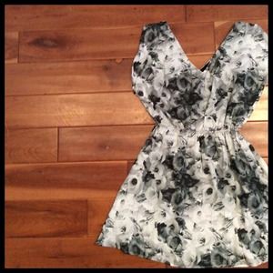 🎁BNWT Black and White Floral Flutter Sleeve Dress