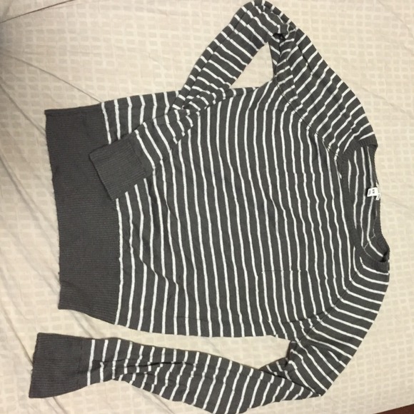 Form fitting grey/white stripped sweater