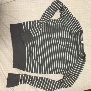 Form fitting grey/white stripped sweater