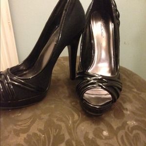 Delicious brand peep toes