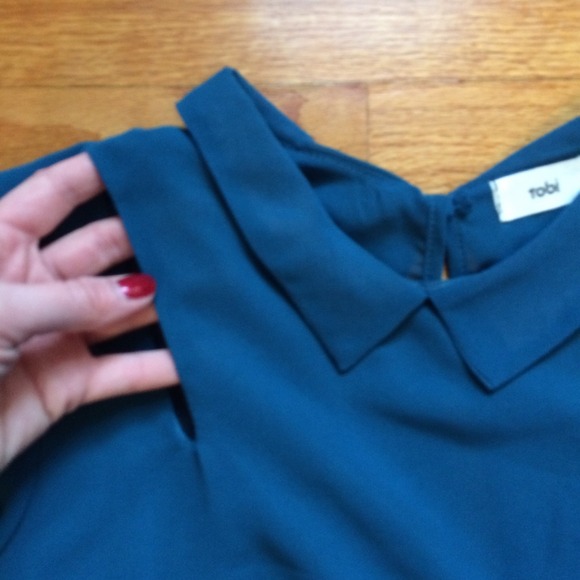 SOLDin bundle  Tobi Top with Cutouts - Picture 2 of 3