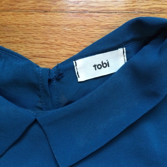 SOLDin bundle  Tobi Top with Cutouts - Picture 3 of 3