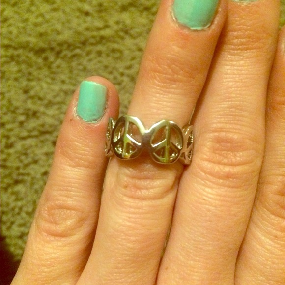 Jewelry - Peace sign ring