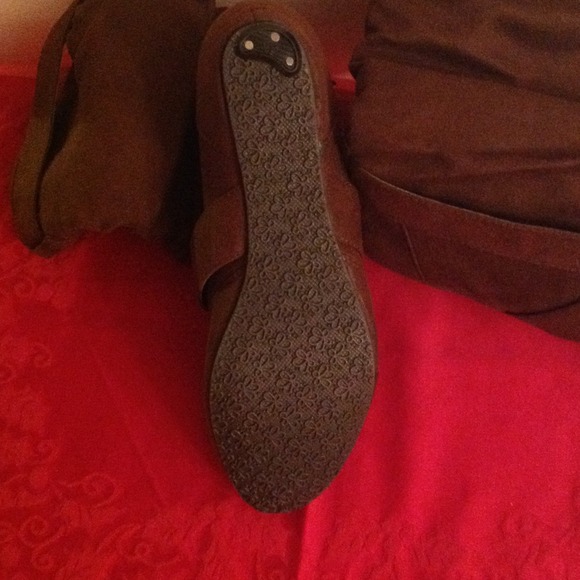 Brown suede boots - Picture 2 of 3